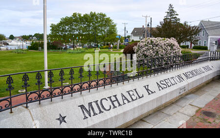 Vista della zona del porto e giardini con il segno per il Michael K. Aselton Memorial Park in Hyannis, Massachusetts il Cape Cod Foto Stock