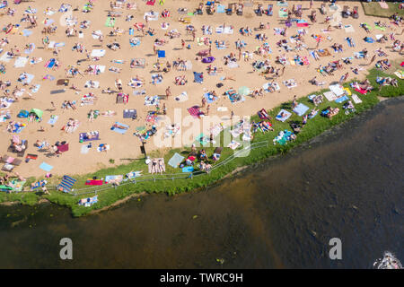 Una vista in pianta di una spiaggia pubblica in un parco in una calda giornata estiva, nella città di Mosca, Russia, registrato con un drone Foto Stock