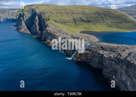 Bosdalafossur cascata sull isola di funzionario ministeriale costa vista aerea, Isole Faerøer Foto Stock