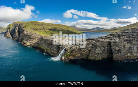 Bosdalafossur cascata sull isola di funzionario ministeriale costa vista aerea, Isole Faerøer Foto Stock