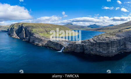 Bosdalafossur cascata sull isola di funzionario ministeriale costa vista aerea, Isole Faerøer Foto Stock