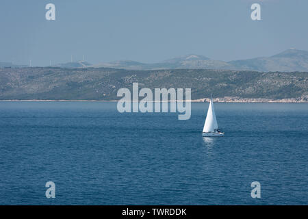 Barca a vela durante la navigazione a vela mare adriatico Foto Stock