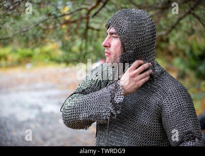 ABERYSTWYTH, REGNO UNITO. 18 novembre 2017. I membri del gruppo di rievocazione medievale Historia Normannis si allenano ad Aberystwyth, Galles. Foto Stock