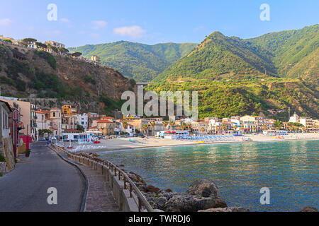 Vista della spiaggia e la città di Scilla, un piccolo villaggio di pescatori con acqua bella e le montagne che circondano la città in Calabria, Italia Foto Stock