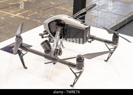 Berlino, Germania, Aug 2018 DJI Drone ispirare 2, veicoli aerei senza equipaggio UAV, DJI stand alla fiera innovazioni globali mostrano IFA 2018 Foto Stock