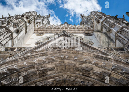 Le sorprendenti dettagli architettonici della cattedrale di Saint Gatien di Tours nel centro della Francia Foto Stock
