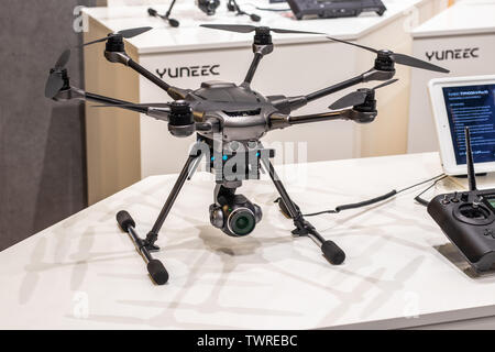 Veicoli aerei senza equipaggio Yuneec Drone (UAV) per fotografia e videografia Presso lo showroom della fiera Yuneec al Global Innovations Show IFA 2018 Foto Stock