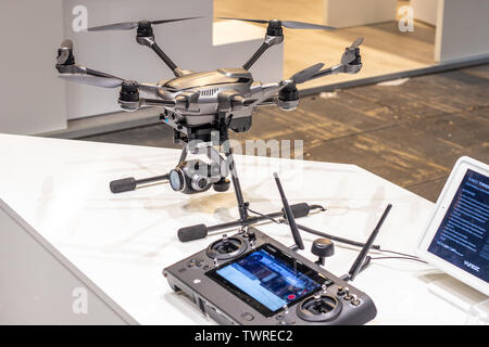 Veicoli aerei senza equipaggio Yuneec Drone (UAV) per fotografia e videografia Presso lo showroom della fiera Yuneec al Global Innovations Show IFA 2018 Foto Stock