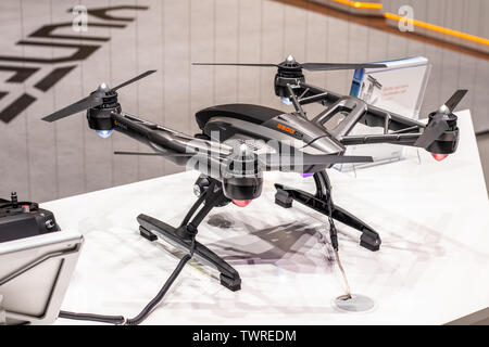 Veicoli aerei senza equipaggio Yuneec Drone (UAV) per fotografia e videografia Presso lo showroom della fiera Yuneec al Global Innovations Show IFA 2018 Foto Stock