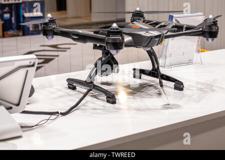 Veicoli aerei senza equipaggio Yuneec Drone (UAV) per fotografia e videografia Presso lo showroom della fiera Yuneec al Global Innovations Show IFA 2018 Foto Stock