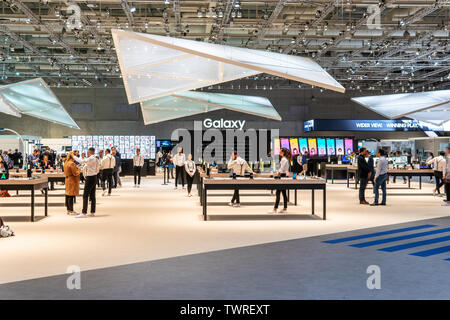 Berlino, Germania, 30 agosto 2018, Samsung padiglione espositivo, stand a innovazioni globali mostrano IFA 2018, vestito in modo uniforme i collaboratori del servizio clienti Foto Stock
