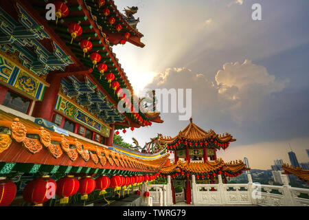 Bellissimo tempio cinese di dettaglio del tetto con colorati opera architettonica e lanterne appese a Thean Hou tempio con la città di Kuala Lumpur e graziosa sun b Foto Stock