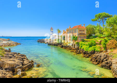 Paesaggio panoramico di Santa Marta faro o Santa Marta faro e alla casa di Santa Maria o Casa de Santa Maria sul fiume Tago estuario in Foto Stock