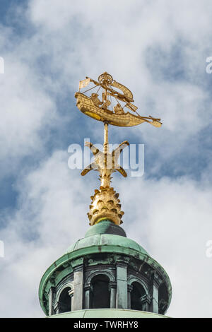 Amsterdam Royal Palace banderuola - Amsterdam Royal Palace dome dispone di una nave cog banderuola sulla sommità della cupola a forma di cupola Foto Stock