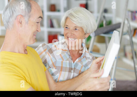 Uomo e donna che mantiene un telaio Foto Stock