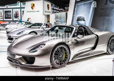 Parigi, Francia, ottobre 02, 2018: argento metallico Porsche Spyder 918 al Mondial Motor Show di Parigi, metà bimotore ibrido plug-in Porsche auto sportiva Foto Stock