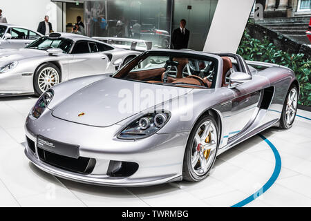 Parigi, Francia, 02 ott 2018 argento Porsche Carrera GT (Codice Progetto 980), Mondial Motor Show di Parigi, mid-motore auto sportiva prodotta da Porsche Foto Stock