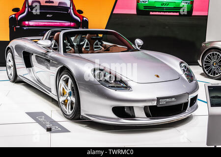 Parigi, Francia, 02 ott 2018 argento Porsche Carrera GT (Codice Progetto 980), Mondial Motor Show di Parigi, mid-motore auto sportiva prodotta da Porsche Foto Stock