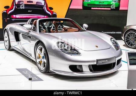 Parigi, Francia, 02 ott 2018 argento Porsche Carrera GT (Codice Progetto 980), Mondial Motor Show di Parigi, mid-motore auto sportiva prodotta da Porsche Foto Stock