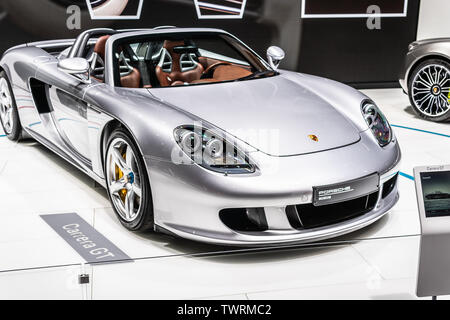 Parigi, Francia, 02 ott 2018 argento Porsche Carrera GT (Codice Progetto 980), Mondial Motor Show di Parigi, mid-motore auto sportiva prodotta da Porsche Foto Stock