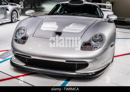 Parigi, Francia, 02 ott 2018 argento Porsche 911 GT1 street versione 1997 con 996 stile fari anteriori, Mondial Motor Show di Parigi, dal Museo Porsche Foto Stock