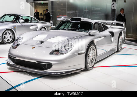 Parigi, Francia, 02 ott 2018 argento Porsche 911 GT1 street versione 1997 con 996 stile fari anteriori, Mondial Motor Show di Parigi, dal Museo Porsche Foto Stock