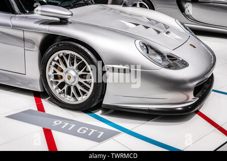 Parigi, Francia, 02 ott 2018 argento Porsche 911 GT1 street versione 1997 con 996 stile fari anteriori, Mondial Motor Show di Parigi, dal Museo Porsche Foto Stock