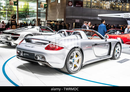 Parigi, Francia, 02 ott 2018 argento Porsche Carrera GT (Codice Progetto 980), Mondial Motor Show di Parigi, mid-motore auto sportiva prodotta da Porsche Foto Stock