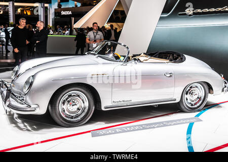 Parigi, Francia, ottobre 02, 2018: argento metallico Porsche 356 a 1600 Super Speedster al Mondial Motor Show di Parigi, vintage Porsche auto sportiva Foto Stock