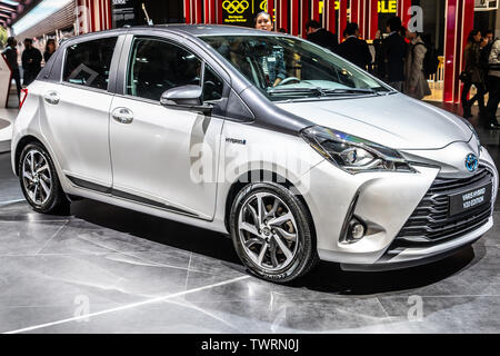 Parigi, Francia, Ott 03, 2018 argento metallico Toyota Yaris Hybrid Y20 Edition al Mondial Motor Show di Parigi, prodotta dalla giapponese Toyota Foto Stock