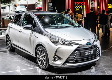 Parigi, Francia, Ott 03, 2018 argento metallico Toyota Yaris Hybrid Y20 Edition al Mondial Motor Show di Parigi, prodotta dalla giapponese Toyota Foto Stock