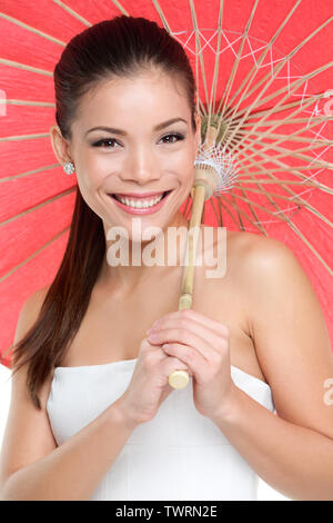 Donna cinese con carta tradizionale ombrello. Bellissima gara di misto asiatico Cinese / Caucasian ragazza sorridente piuttosto Foto Stock