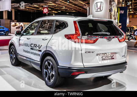 Parigi, Francia, ottobre 03, 2018: metallic bianco tutti nuova Honda CR-V AWD ibrido a Mondial Motor Show di Parigi, il crossover compatto prodotto da Honda Foto Stock