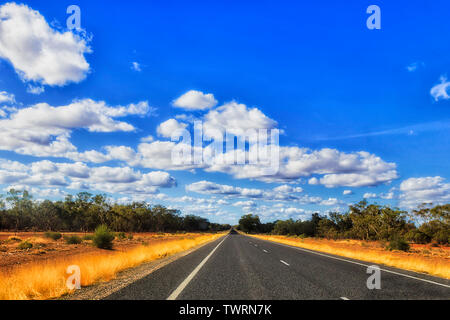 Vuoto strada remota attraverso outback di lontani parte del NSW stato in Australia in una giornata di sole nella piana area della cinghia di frumento e Castlereagh autostrada le Foto Stock