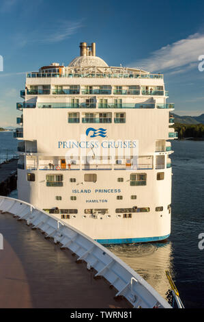 Sett. 17, 2018 - Ketchikan, AK: vista posteriore del Island Princess nave da crociera, con passeggeri godendo nel tardo pomeriggio la luce del sole. Foto Stock