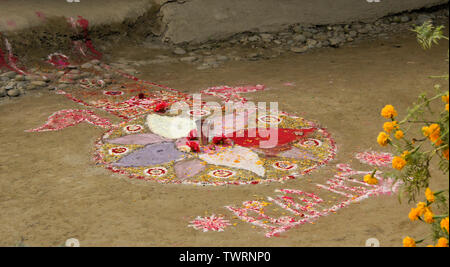 Design realizzato di polvere colorata e fiori, con burro di masterizzazione lampada in centro, nella celebrazione del Diwali holiday, Nepal Foto Stock