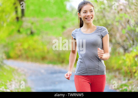 Donna nordic velocità power walking, jogging e in esecuzione leggermente nella foresta in primavera o in estate. Sport fitness girl formazione sportiva e lavorare fuori vivere sano stile di vita attivo nella foresta. Foto Stock