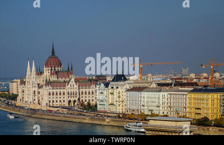 Ungheria Budapest vista panoramica dall'alto sopra i punti di riferimento di ad estate del Palazzo del Parlamento Foto Stock