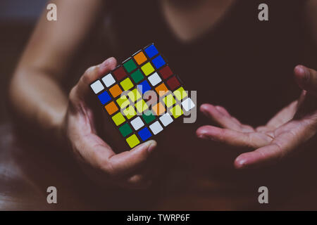 BANGA, PH- 30 maggio 2019: il cubo di Rubik fu inventato nel 1974 dall'Ungherese scultore e professore di architettura Erno Rubik. Mani di una giovane donna cercavo Foto Stock