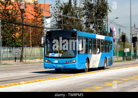 SANTIAGO DEL CILE - Ottobre 2015: Transantiago bus Colo-Colo vicino allo Stadio Monumentale Foto Stock