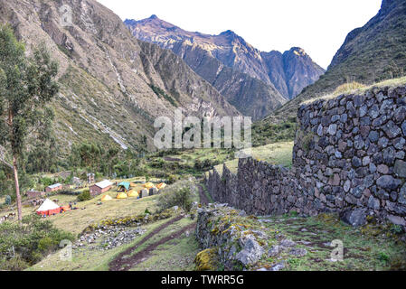 Paukarkancha rovine Inca e campeggio sul Cammino Inca network, Cusco, Perù Foto Stock