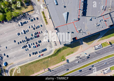 Centro Commerciale per lo shopping di prodotti per uso domestico con righe di vetture su parcheggio. antenna vista superiore Foto Stock