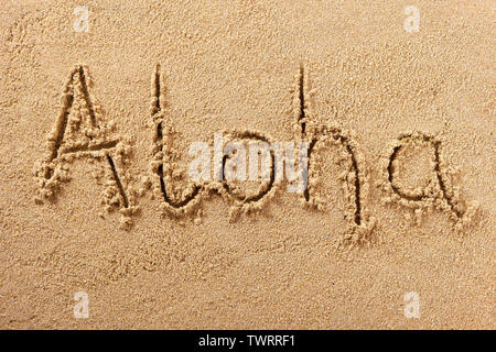 Aloha Hawaii spiaggia saluto parola scritta nella sabbia Foto Stock