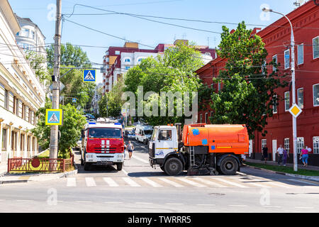 Samara, Russia - 12 Giugno 2019: gli autocarri pesanti Kamaz si sovrappongono la strada a Samara durante la messa festiva processione Foto Stock