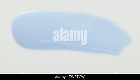 La luce blu corsa di vernice isolati su sfondo bianco vista ravvicinata Foto Stock