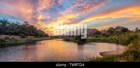 Una vista su un fiume al tramonto in India del sud. Foto Stock