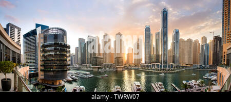 Tramonto colorato la vista panoramica della cittã di Dubai Marina moderni edifici e barca, yacht di lusso stile di vita incredibile architettura è il miglior posto per visitare il sito web Foto Stock