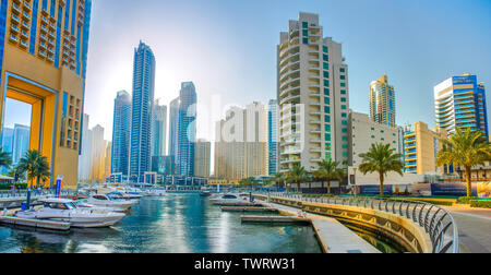 Colorata città vista di Dubai Marina moderni edifici e lago in barca, yacht di lusso stile di vita incredibile architettura è il miglior posto per visitare in medio Foto Stock