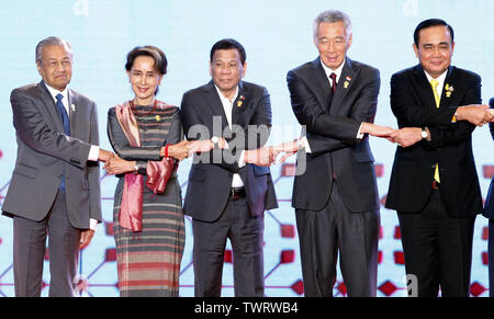 (L-R) leader ASEAN, Malaysia il Primo ministro Mahatir Mohamad, Consigliere di Stato della Repubblica dell' Unione di Myanmar, Aung San Suu Kyi, Presidente della Repubblica delle Filippine Rodrigo Roa Duterte, Presidente della Repubblica di Singapore Lee Hsien Loong, Thailandia del Primo Ministro Prayuth Chan-OCHA, posa per una foto di gruppo durante la cerimonia di apertura il trentaquattresimo vertice ASEAN in Bangkok. Il vertice ASEAN è una riunione biennale detenute da membri dell'Associazione delle nazioni del sud-est asiatico (ASEAN) in materia economica, politica, sicurezza e socio-culturale di Asian cou Foto Stock