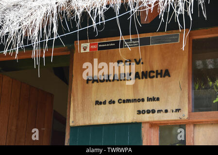 Cusco, Perù - Ott 16, 2018: firmare al checkpoint Paukarkancha sul Cammino Inca trek Foto Stock